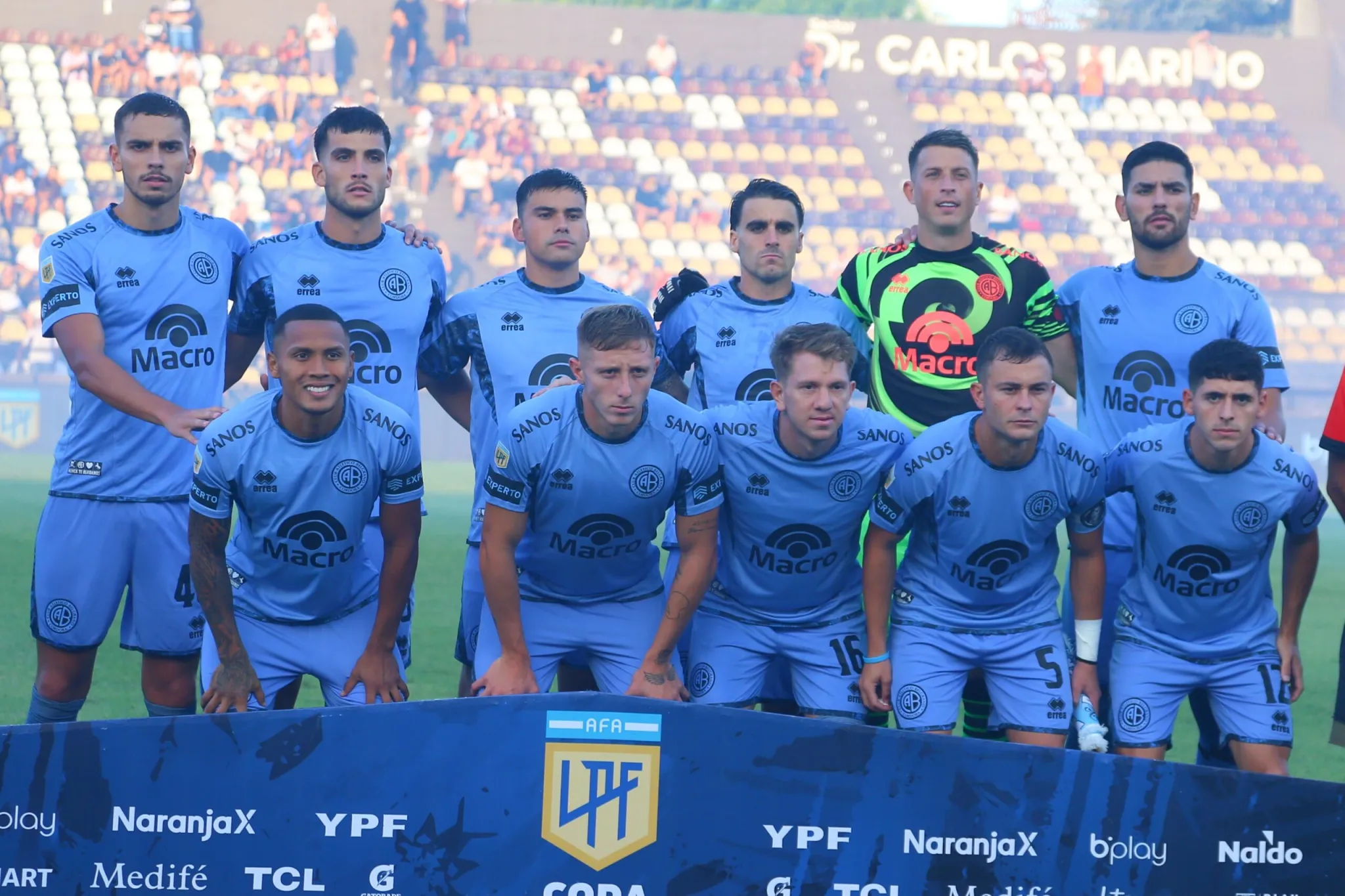 Los jugadores de Belgrano en la foto grupal previa al partido.