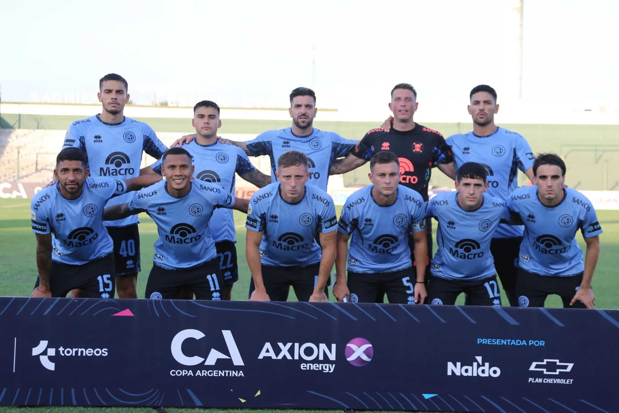 Los jugadores de Belgrano en la foto grupal previa al partido.