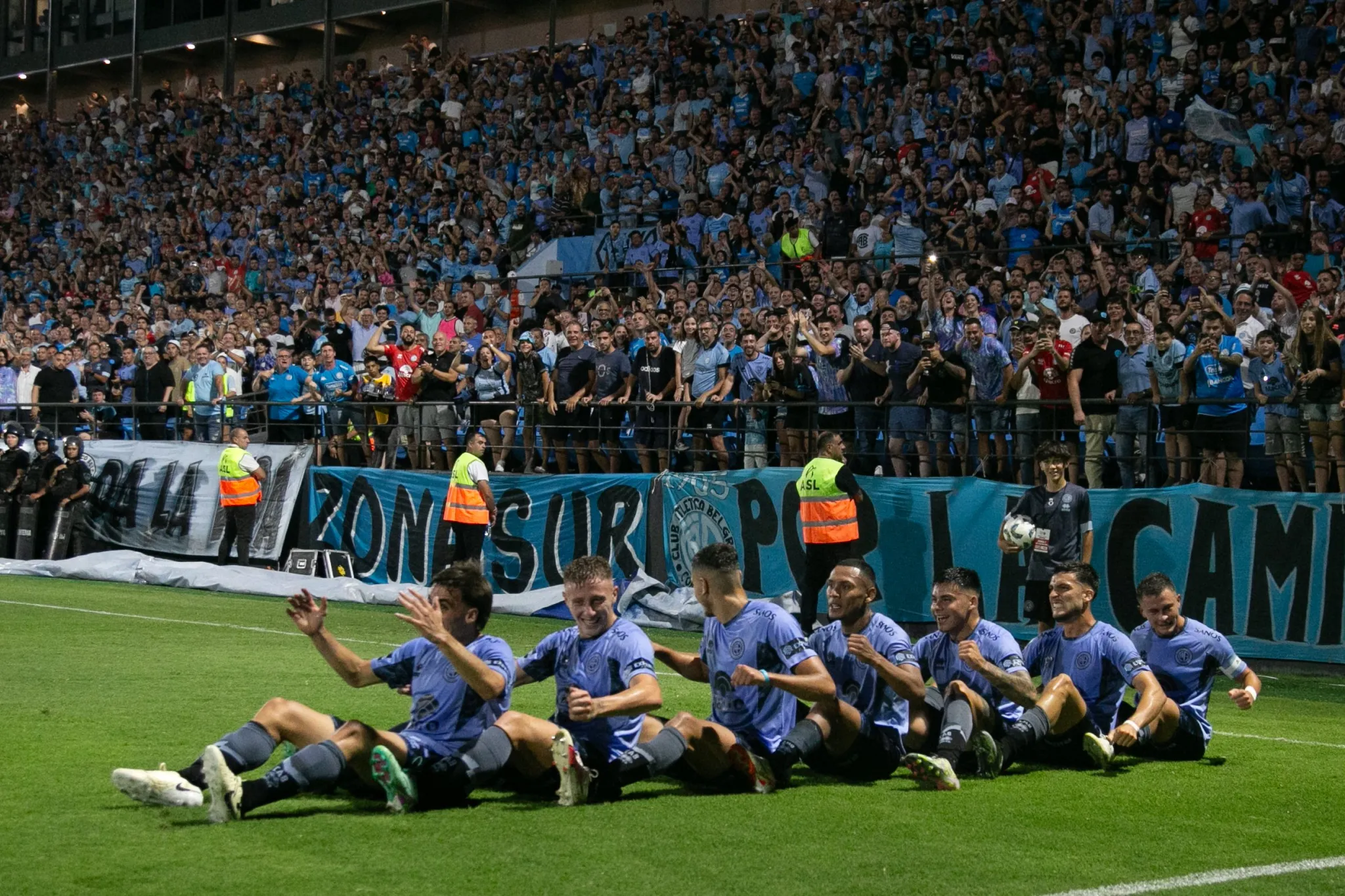 Los jugadores hacen el historico festejo de Todos remando